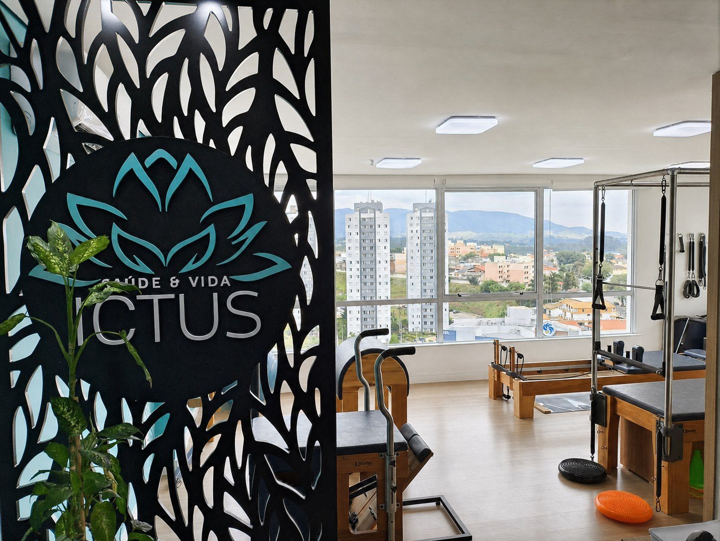 Entrada real da ICTUS integrada ao espaço de Pilates